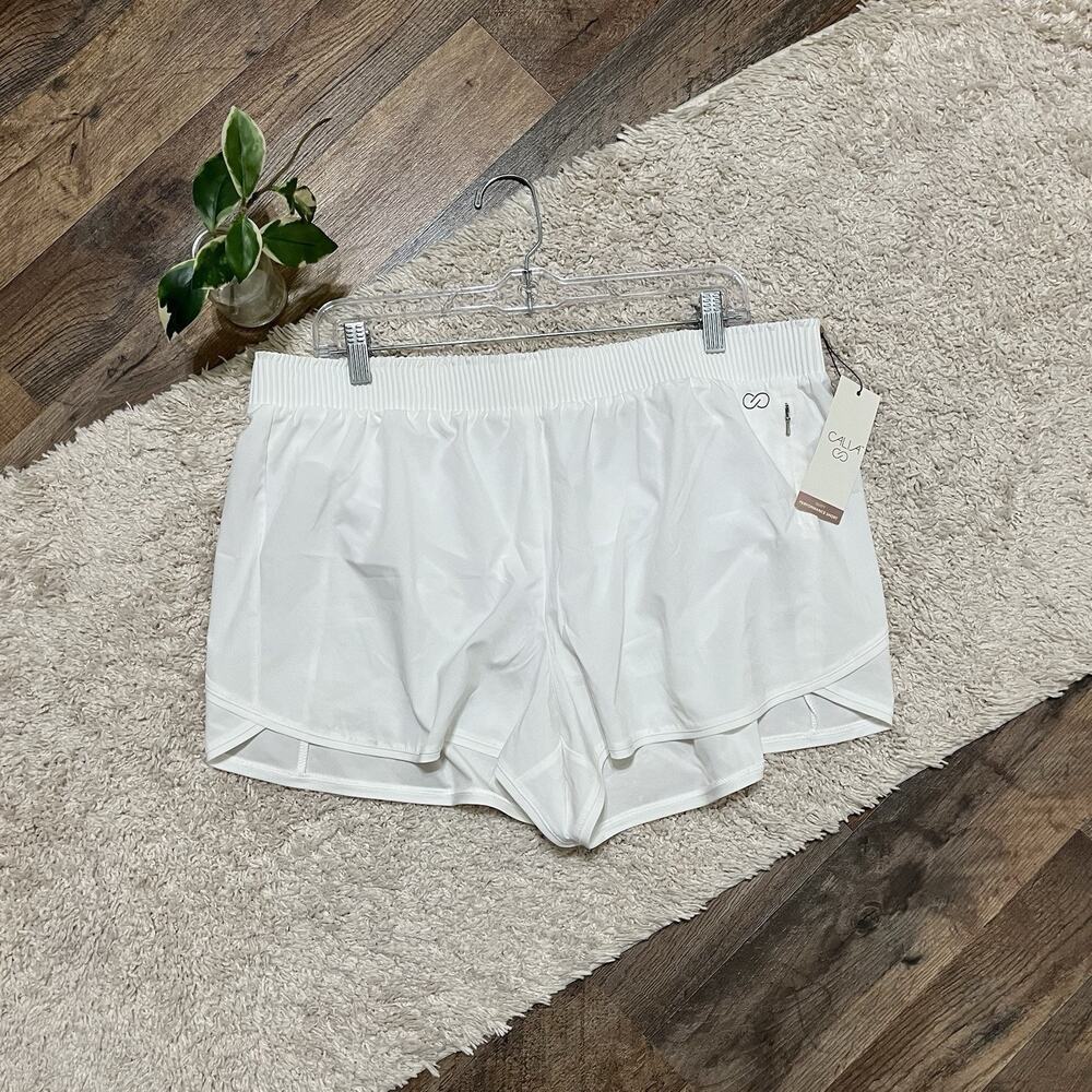 Calia By Carrie Underwood Size XL White Swift Performance Shorts NWT